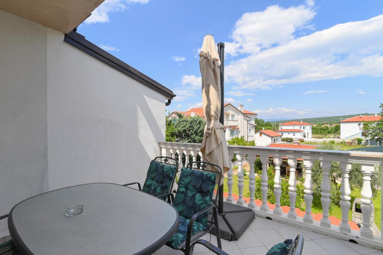 Apartments Basic Sveti Anton 88 Malinska Exterior foto